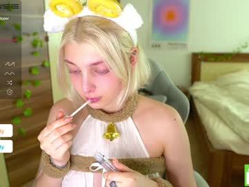 girl Cam Girls Masturbating With Dildos On Chaturbate with little_kitty_emi