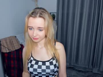 girl
        fresh_cherries cam image #2453180