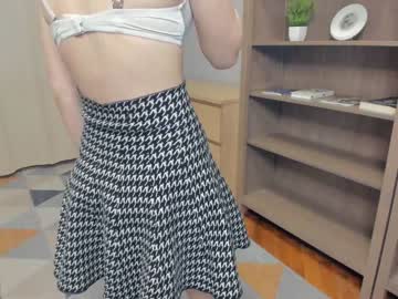 girl
        summer_bird cam image #1599509
