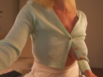 girl
        saltedhoney cam image #6619445