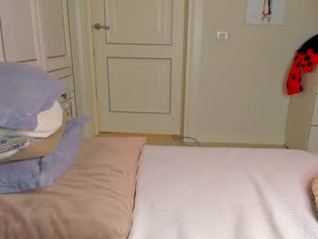 girl
        lean_lie cam image #691329