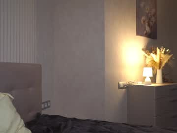 girl
        gold_blond cam image #5208915