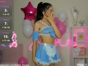 girl
        katiefoxie cam image #5199393
