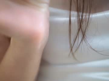 girl
        peek_in_my_window cam image #4782256