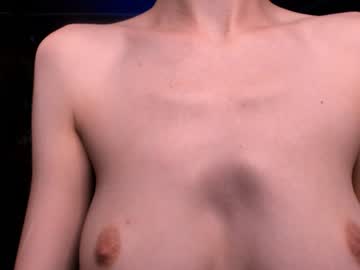 girl
        lauratanguy cam image #4988448