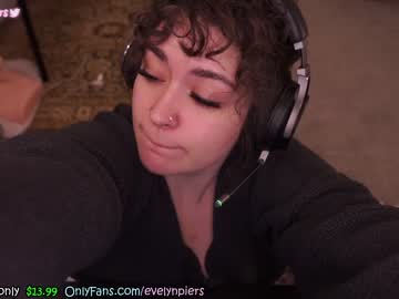girl
        evelynpiers cam image #1248686