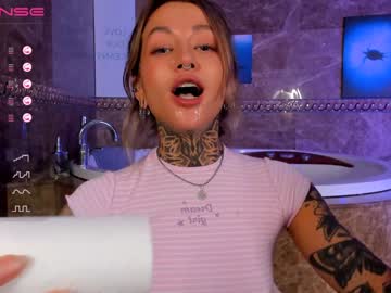 girl
        nickyneck cam image #1796707