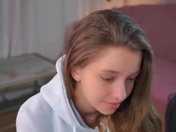 girl
        little_poetry cam image #6352955