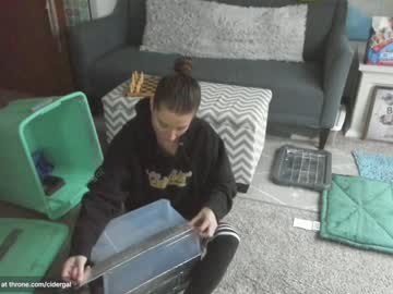 girl
        cidergal69 cam image #5499516