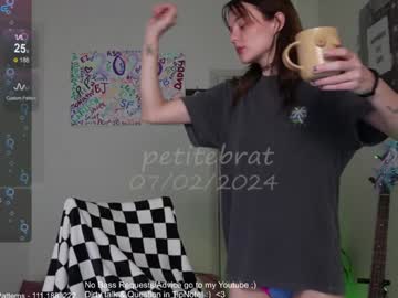 girl
        petitebrat cam image #4505657