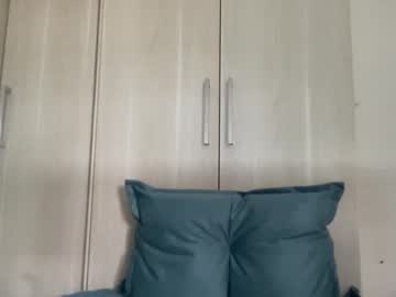 girl
        yourbonie cam image #1186698