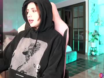 girl
        nina_mon cam image #6068709