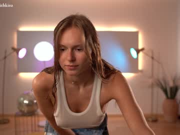 girl
        chillwithkira cam image #1628347