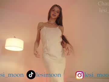 girl
        lesi_moon cam image #3518772
