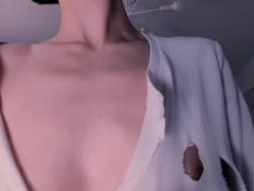 girl
        lauratanguy cam image #5016319