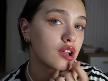 girl
        evi_woow cam image #4083932