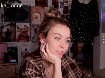 girl
        nika_lodge cam image #6387624