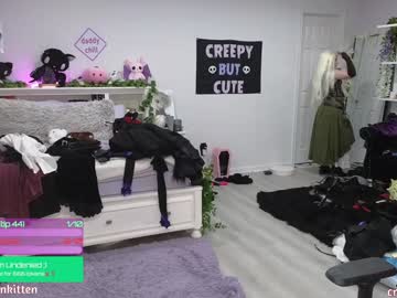girl
        crimsonkitten cam image #5480187