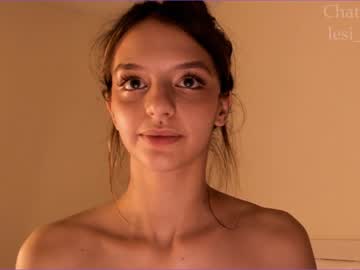 girl
        lesi_moon cam image #2510878