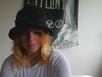 girl
        sisypheanlove cam image #2897377