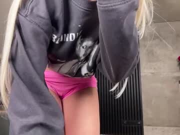 girl
        julia_rle cam image #6863056