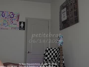 girl
        petitebrat cam image #4405957