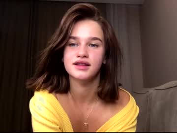 girl
        ella_hey cam image #16312