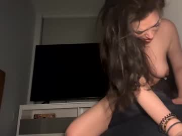 girl
        lillyannlive cam image #3835341