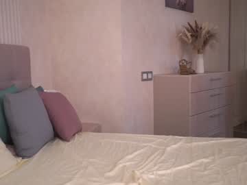 girl
        gold_blond cam image #4928386