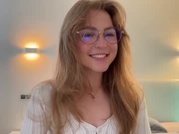 girl
        girl_next_door19 cam image #4885360