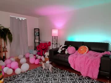 girl
        skyewatson cam image #4910277