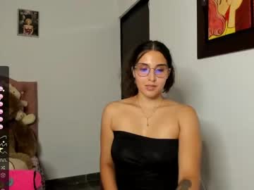 girl
        violetalee cam image #2692341