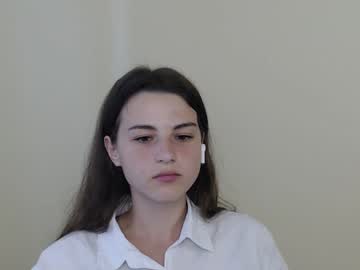 girl
        chamomile19 cam image #1969662