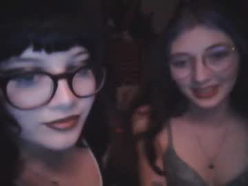 girl
        lottiepoppie cam image #3317502
