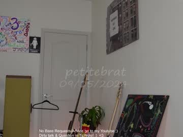 girl
        petitebrat cam image #5045137