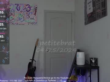 girl
        petitebrat cam image #4017922