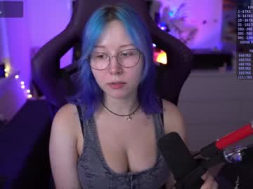 girl
        blue_mooncat cam image #4715240