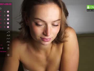 girl
        magsatnight cam image #2693319