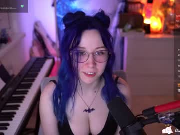 girl
        blue_mooncat cam image #2727449