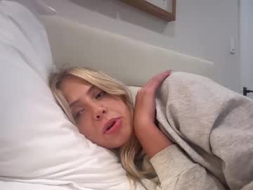 girl
        sophielevine cam image #5237658