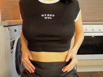 girl
        aimeerogers cam image #1383007
