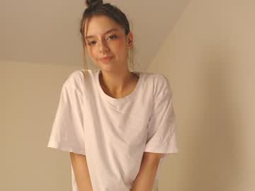 girl
        lesi_moon cam image #2143938