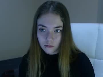 girl
        zoey_deuttch cam image #841396