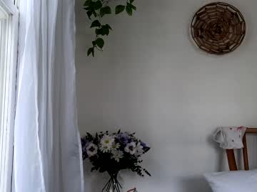 girl
        littlegreekflower cam image #2287867