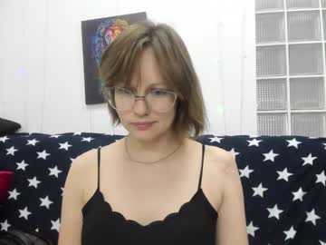 girl
        bright_lucy cam image #5077535