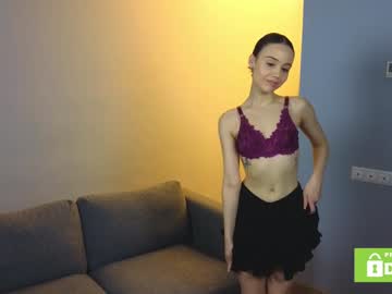 girl
        poppypaws cam image #5935355