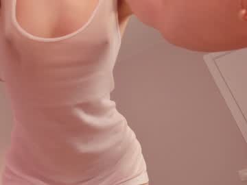 girl
        leahsthetics cam image #4209645