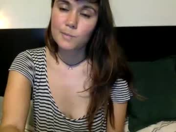 girl
        ericarae91 cam image #3022416