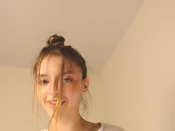girl
        lesi_moon cam image #2144085