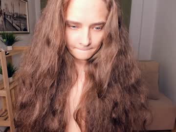 girl
        gillia_blumber cam image #2239411